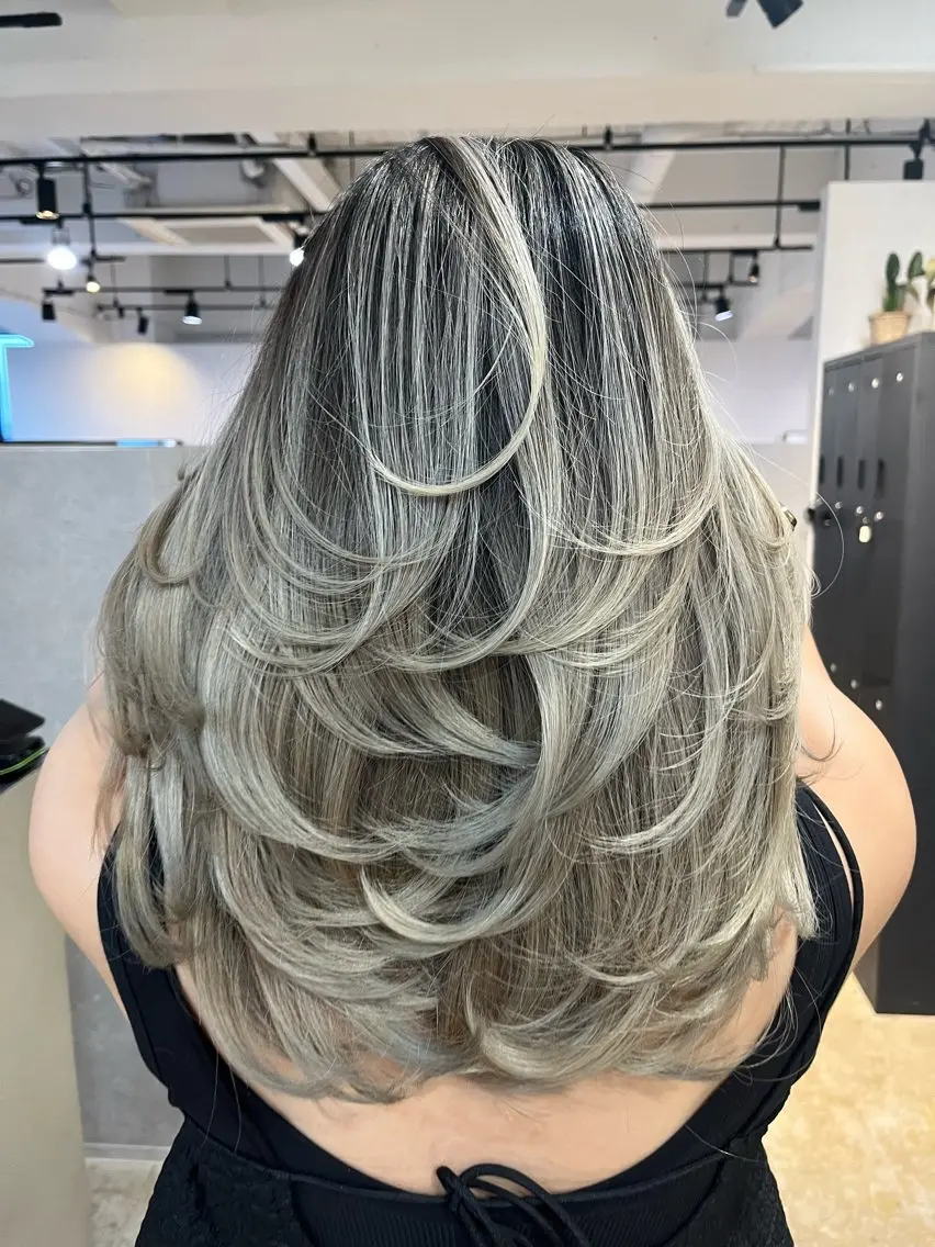 セミロング レイヤーカット Merly Osakaのヘアスタイル
