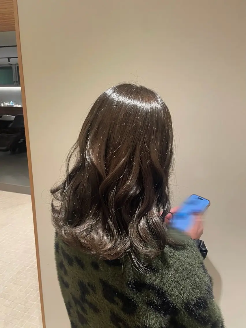 セミロング カラー ブリーチ ブリーチなしカラー みうら しずく🪐のヘアスタイル