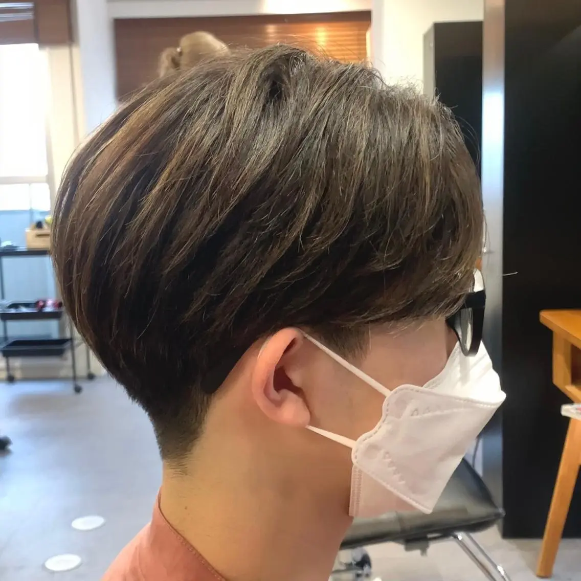 ショート カラー メンズ センターパート メンズハイライト ハイライトカラー ハイライト カット ヘアカラー メンズ特化美容師/ 藤戸 椋のヘアスタイル