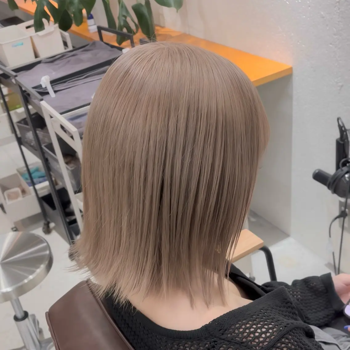 ショート カラー ベージュカラー ブリーチ ケアブリーチ ミルクティーベージュ オカベ ショウマのヘアスタイル