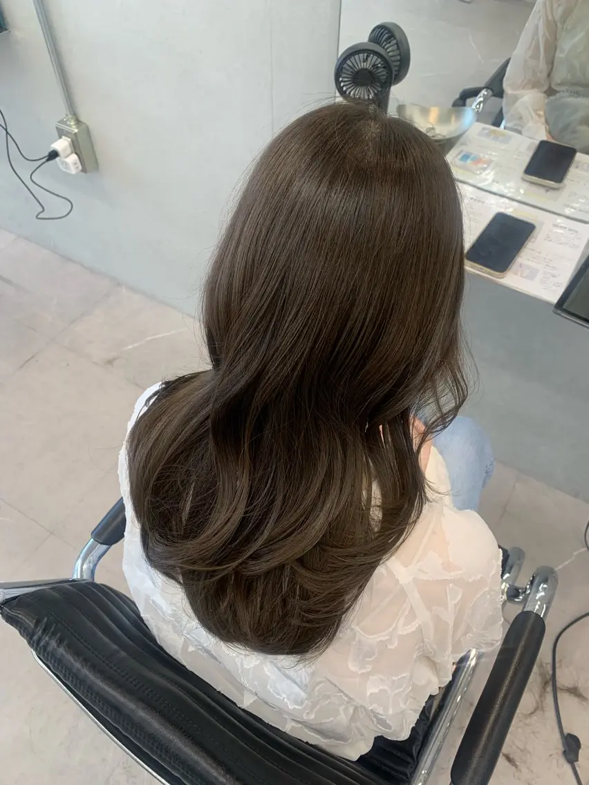 セミロング カラー ベージュカラー オリーブベージュ カット ヘアカラー io NANAのヘアスタイル