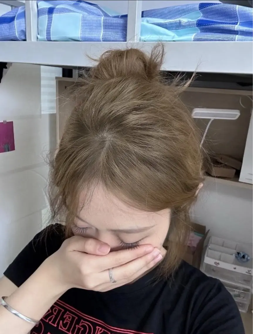 カラー ブリーチ ブリーチなしカラー ヘアカラー トリートメント ヘアセット 韓国風レイヤーカラー ライムのヘアスタイル