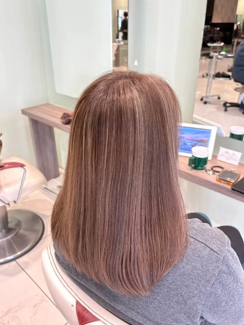 セミロング カラー ベージュカラー ハイライトカラー ハイライト カット ヘアカラー トリートメント 駒野 晃のヘアスタイル