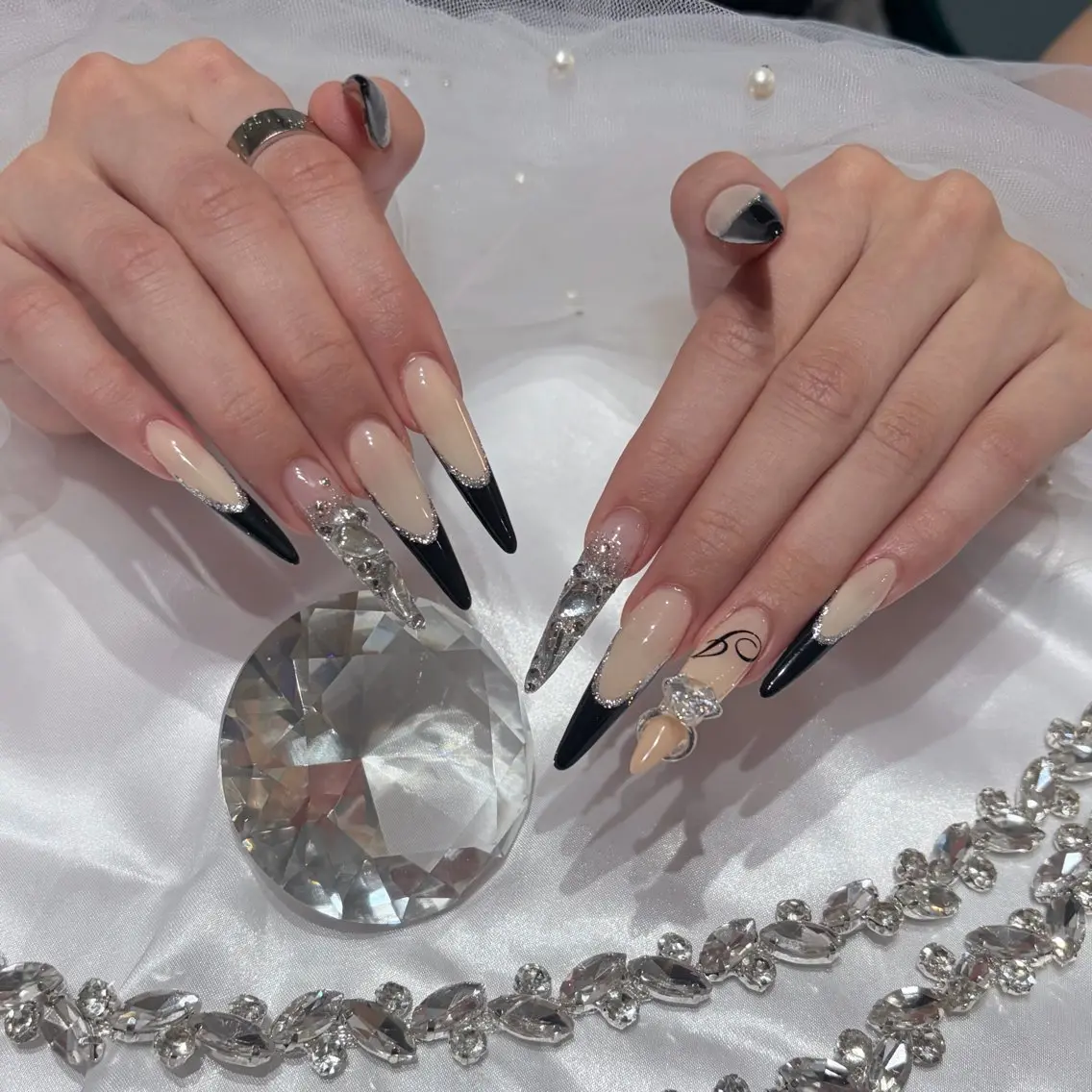 ネイル ハンドネイル 𝑅𝑖𝑛 🫧 アクリルスカルプのネイルデザイン