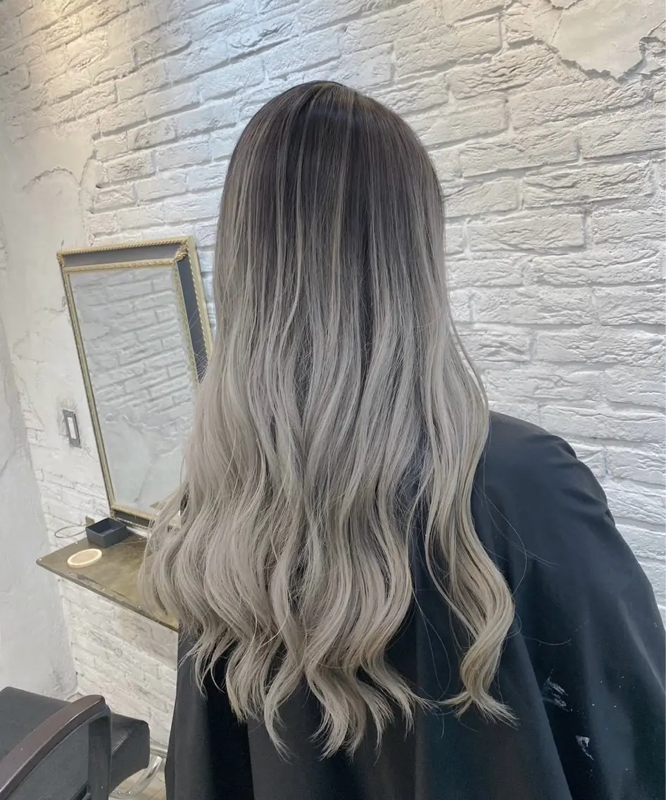 ロング カラー バレイヤージュ グレージュ レイヤーカット ヘアカラー トリートメント 指名数No.1 /NAOYAのヘアスタイル