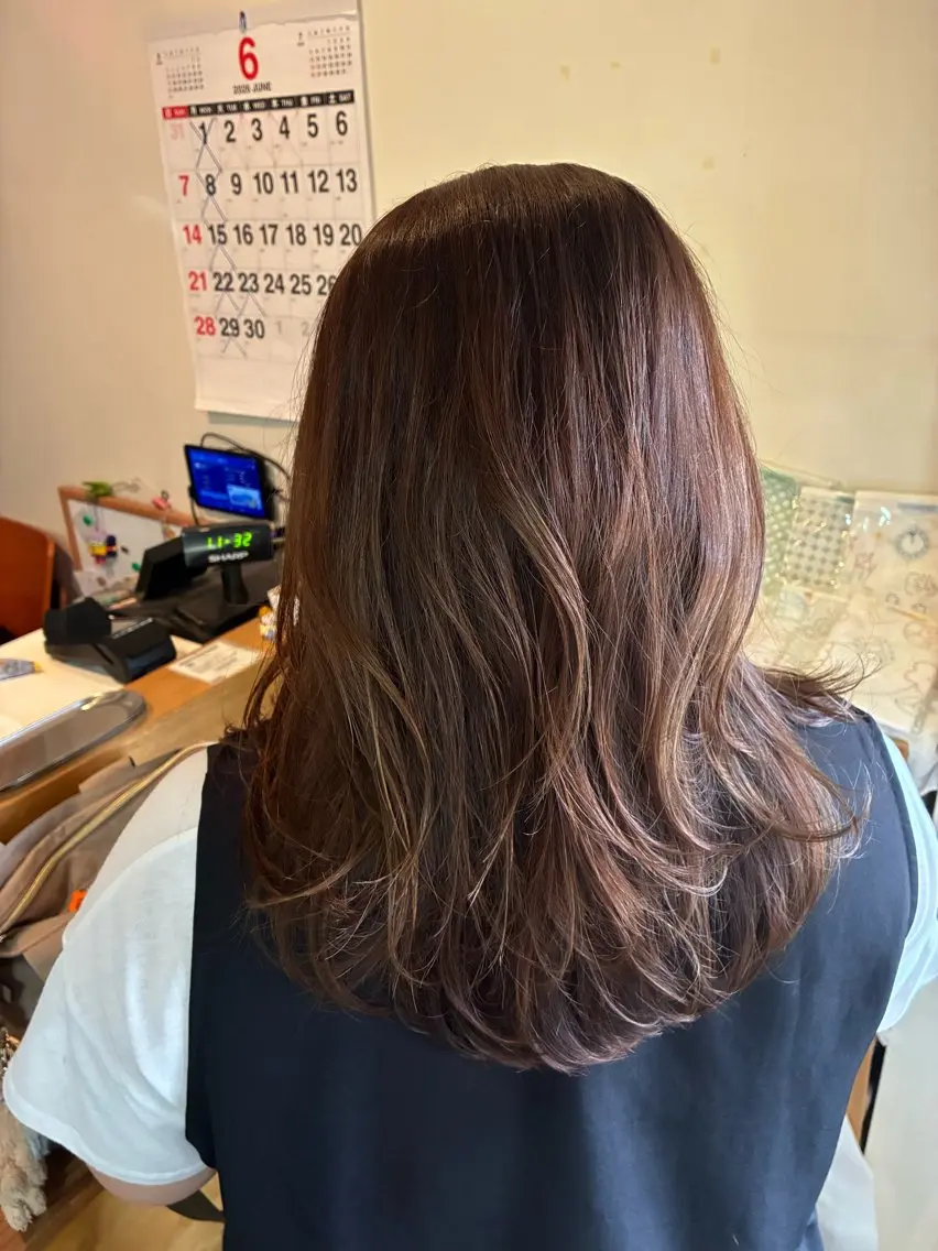 ミディアム カット ヘアカラー トリートメント ヘアーロウル ニコラのヘアスタイル