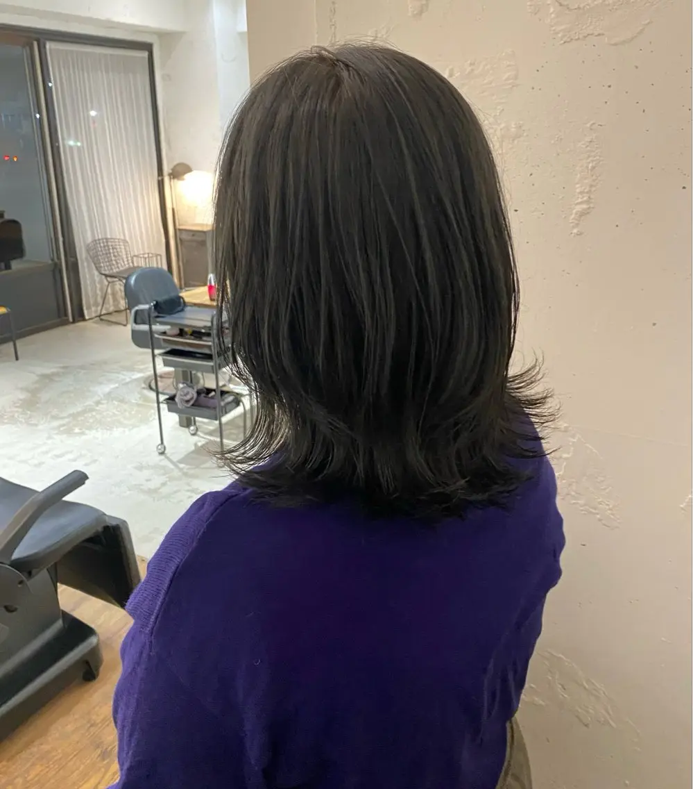 ミディアム カラー グレージュ レイヤーカット 外ハネヘア 関 桃萌果のヘアスタイル