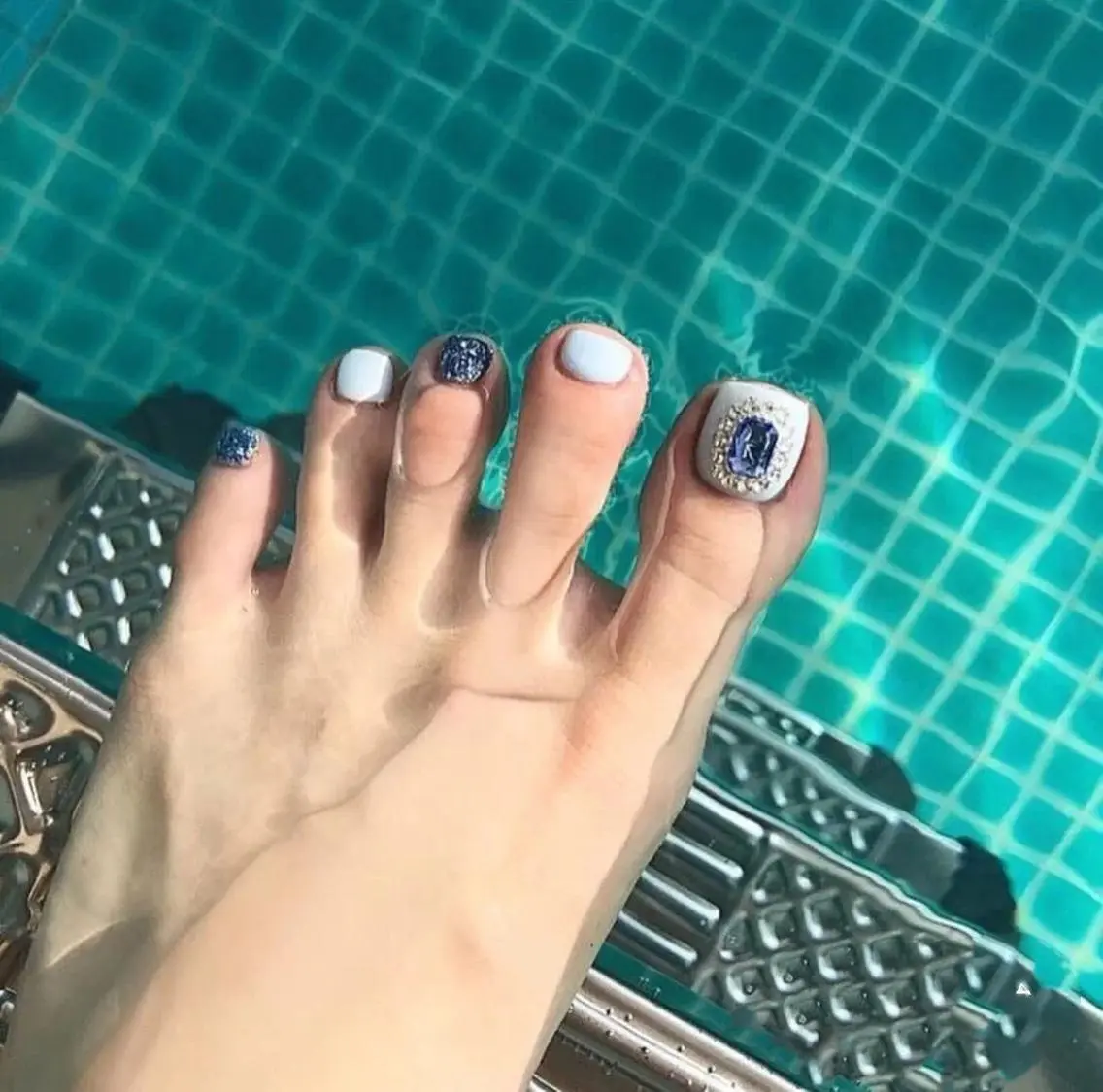 ネイル ゴールド ラメ(グリッター) ワンカラーネイル シルバー フットネイル 🎀宮澤 ミナ🎀のネイルデザイン