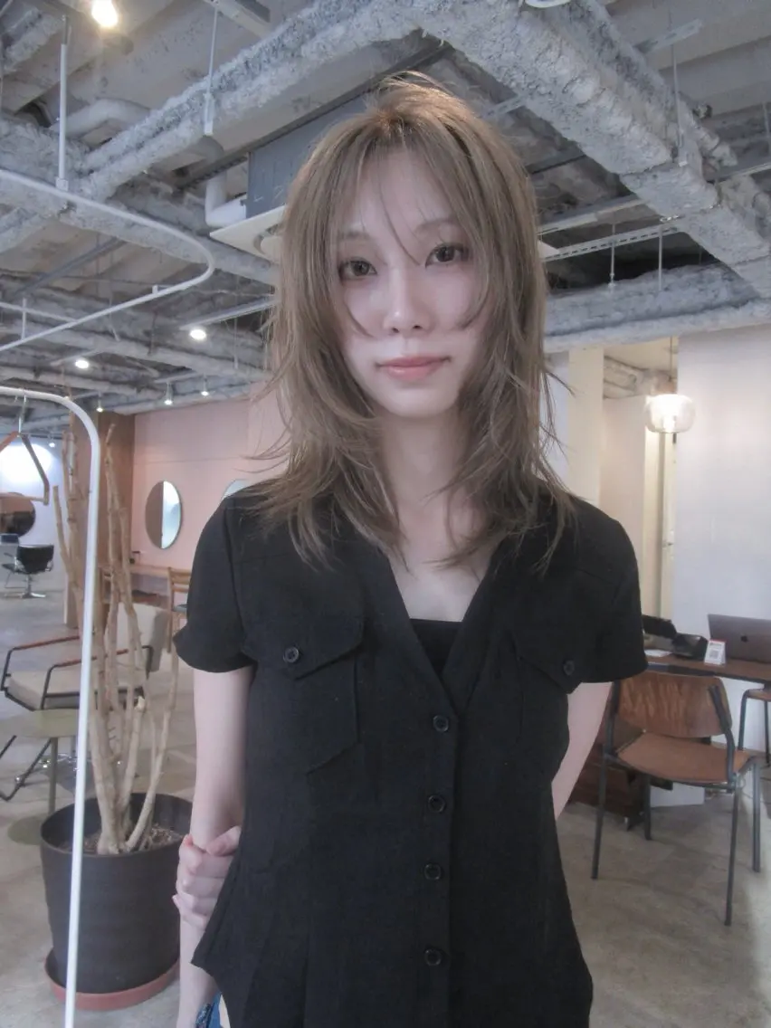 セミロング カラー ベージュカラー ミルクティーベージュ 顔周りカット レイヤーカット カット ヘアカラー yu maのヘアスタイル