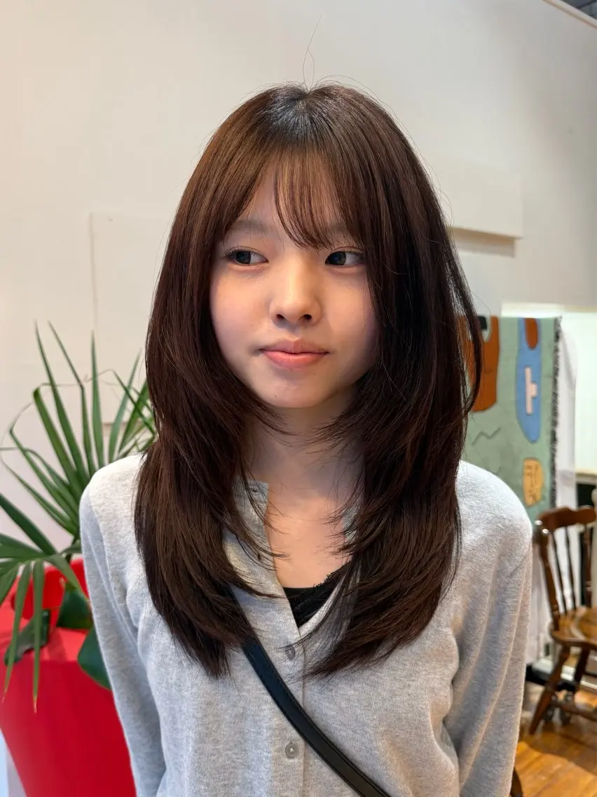 セミロング カット 𝐍𝐎𝐀 /ブリーチカラーのヘアスタイル