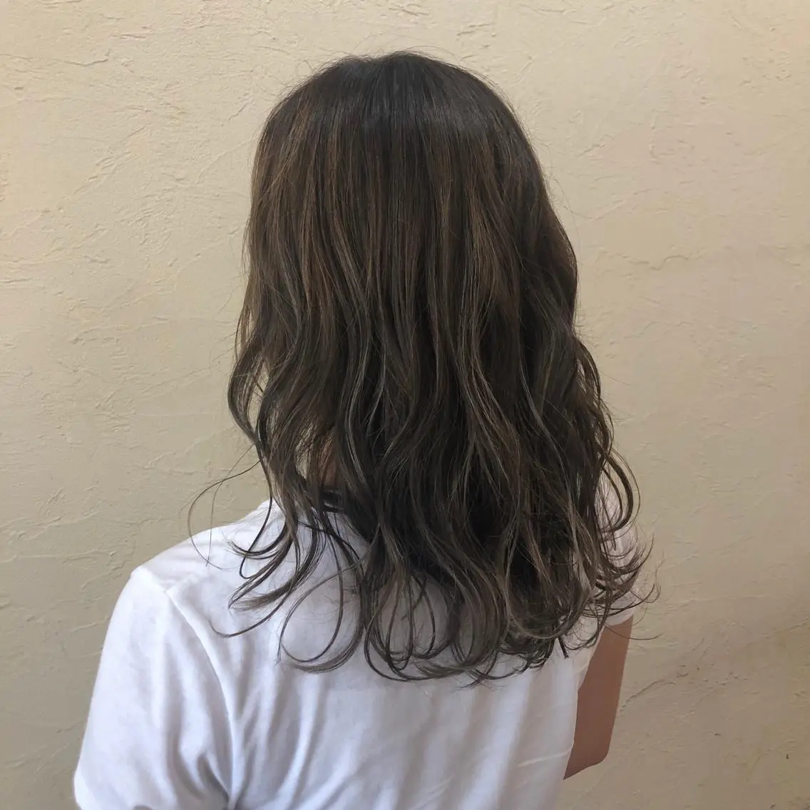 セミロング カラー グレージュ ハイライトカラー ハイライト カット ヘアカラー トリートメント ENIF ヤマグチアツコのヘアスタイル