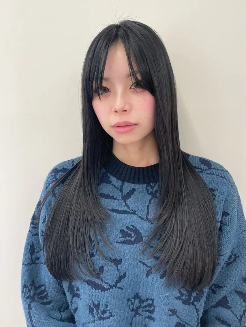 ロング カラー 黒髪 ブルーカラー ブルーブラック ハイレイヤー レイヤーカット カット ヘアカラー トリートメント スズキ シオリのヘアスタイル