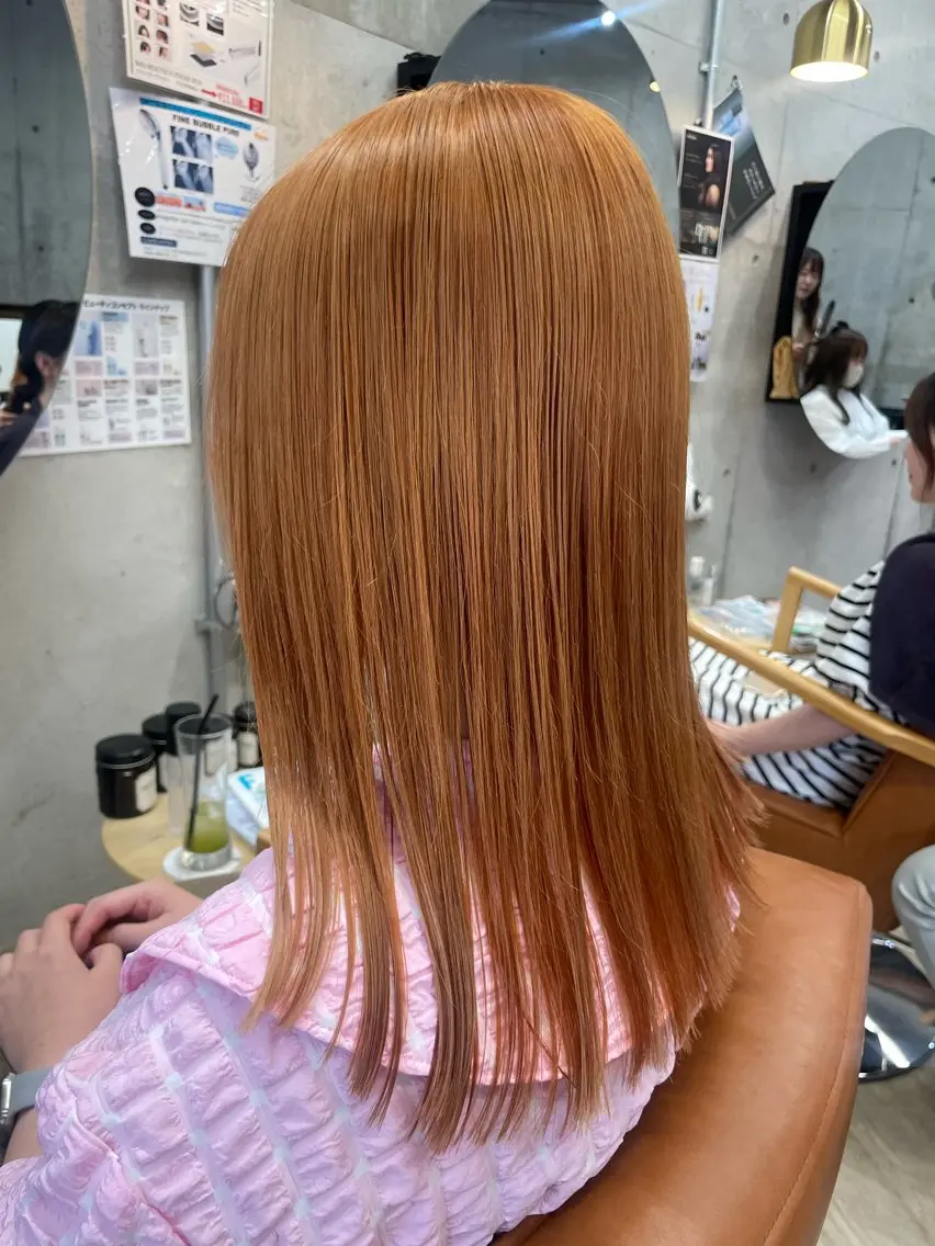 セミロング カラー ブリーチ オレンジ ヘアカラー トリートメント 東 史夏のヘアスタイル