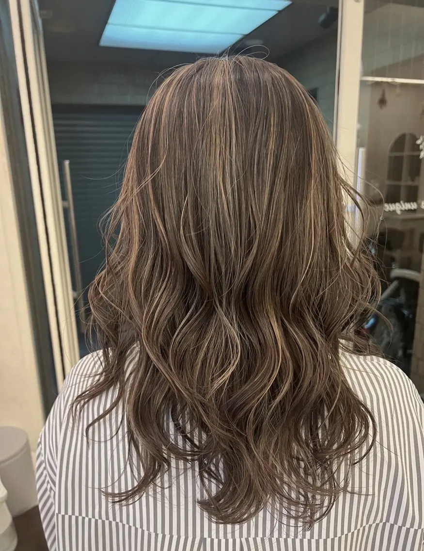 セミロング ハイライト レイヤーカット ヘアカラー nui 三宮のヘアスタイル