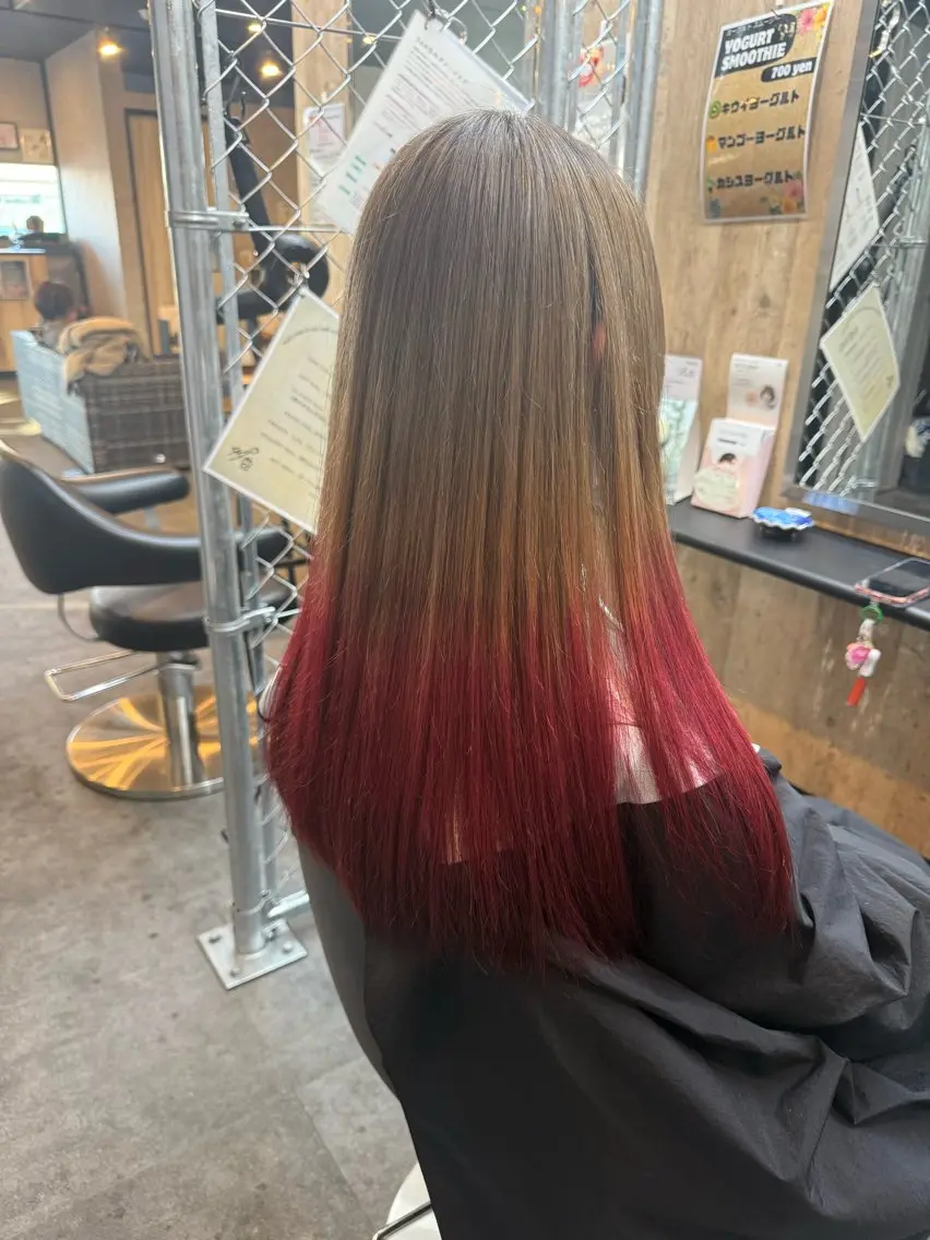 ロング カラー ベージュカラー ブリーチ ミルクティーベージュ レッドカラー ALOHANA + 一華のヘアスタイル