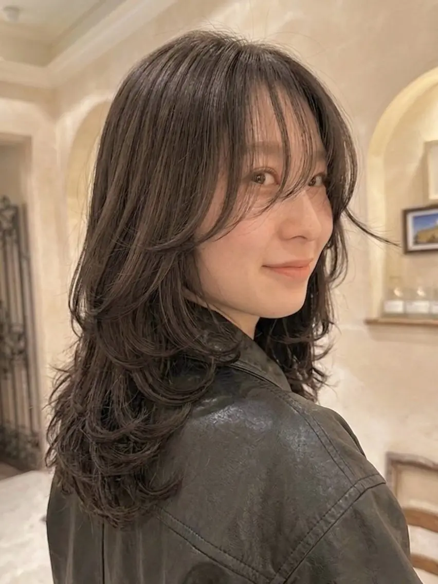 外国人風ロングレイヤーカットの写真