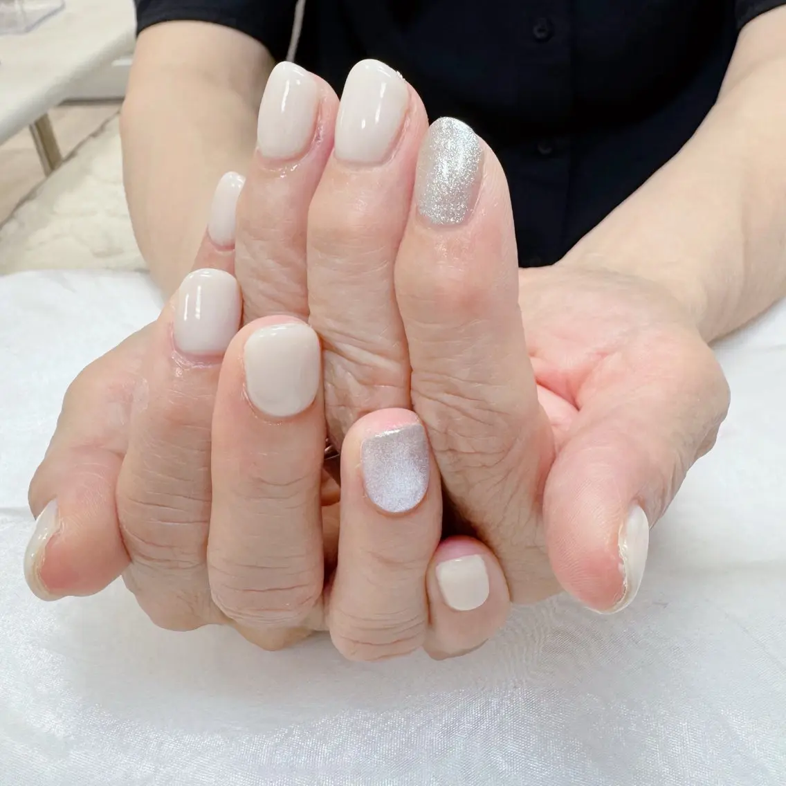 ネイル キラキラネイル マグネットネイル 夏ネイル ホワイト maruyasu. yのネイルデザイン