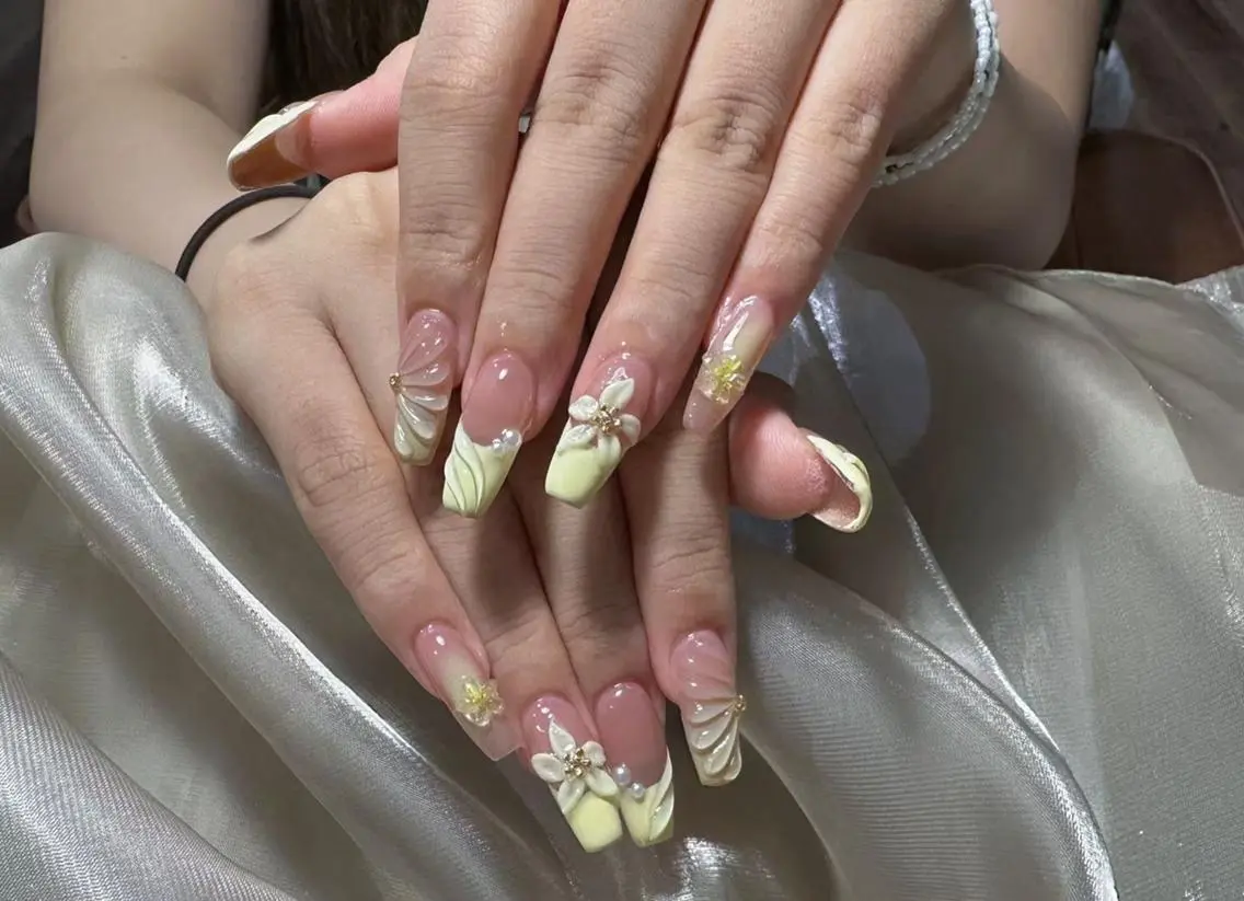 ネイル フレンチネイル ジェルネイル ガラスフレンチ 韓国ネイル マグネットネイル ハンドネイル フットネイル ハンドケア The Nail 新大久保店のネイルデザイン