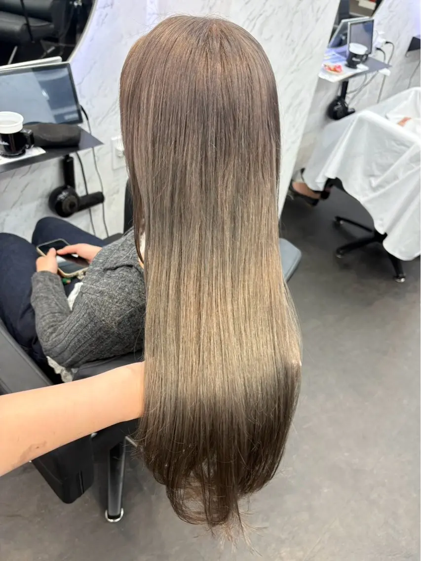 ロング カラー ブリーチ 透明感カラー ヘアカラー 暖色・艶カラー 🈚️/えり🩵のヘアスタイル