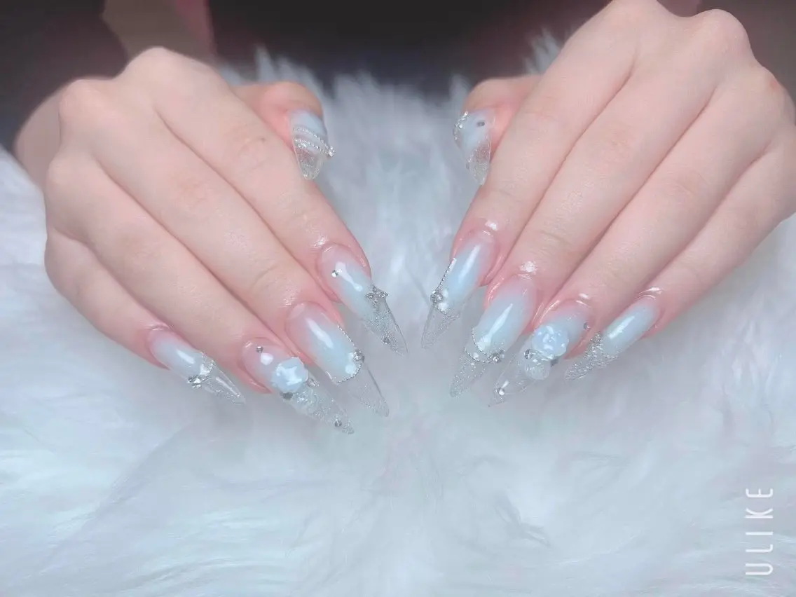 ネイル ブルー 長さ出し グラデーション キラキラネイル 韓国ネイル ハンドネイル Hana Rose Nailのネイルデザイン