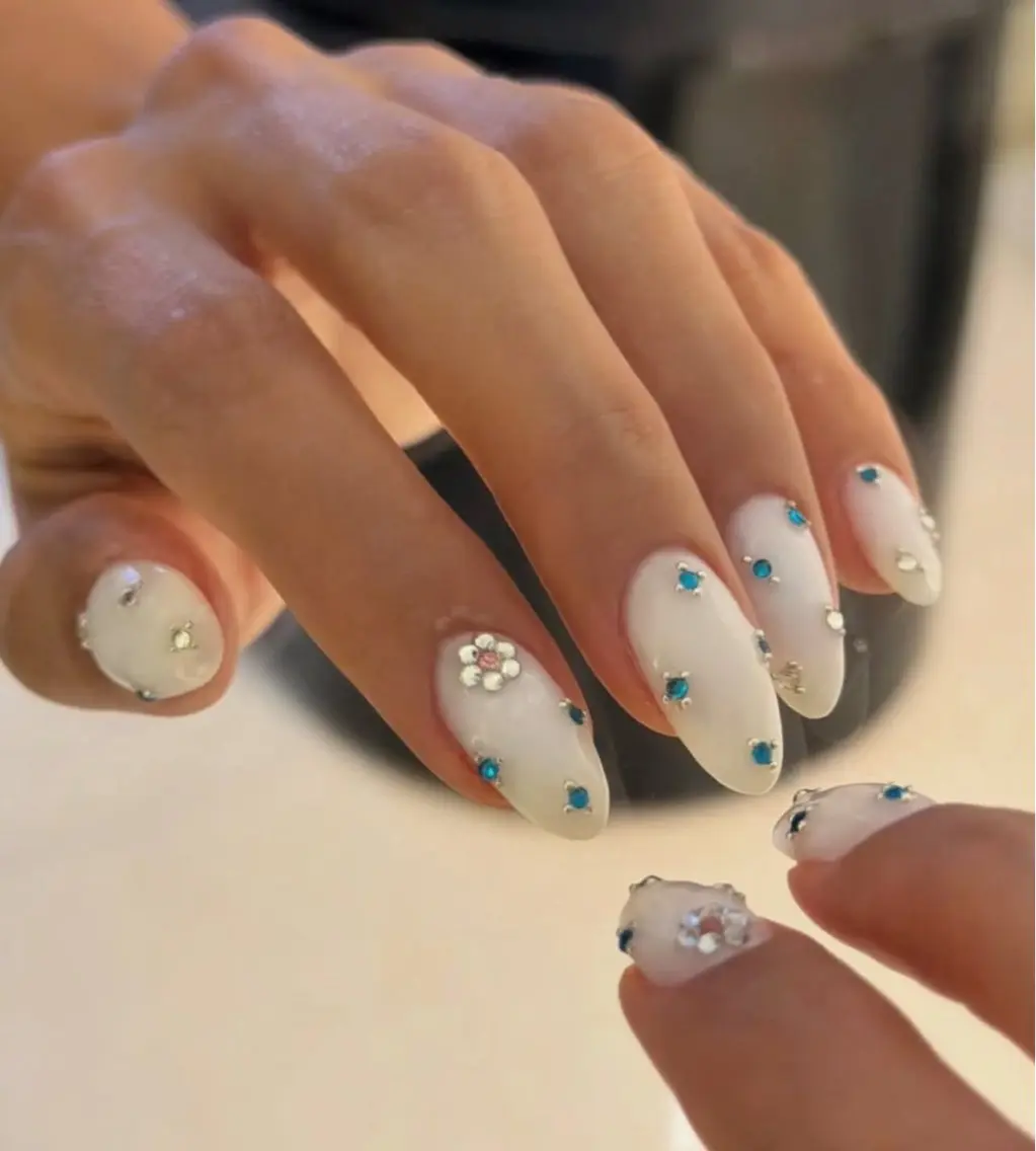 ネイル チークネイル ドット フレンチネイル グラデーション 韓国ネイル ハンドネイル Minette nailrinrinのネイルデザイン
