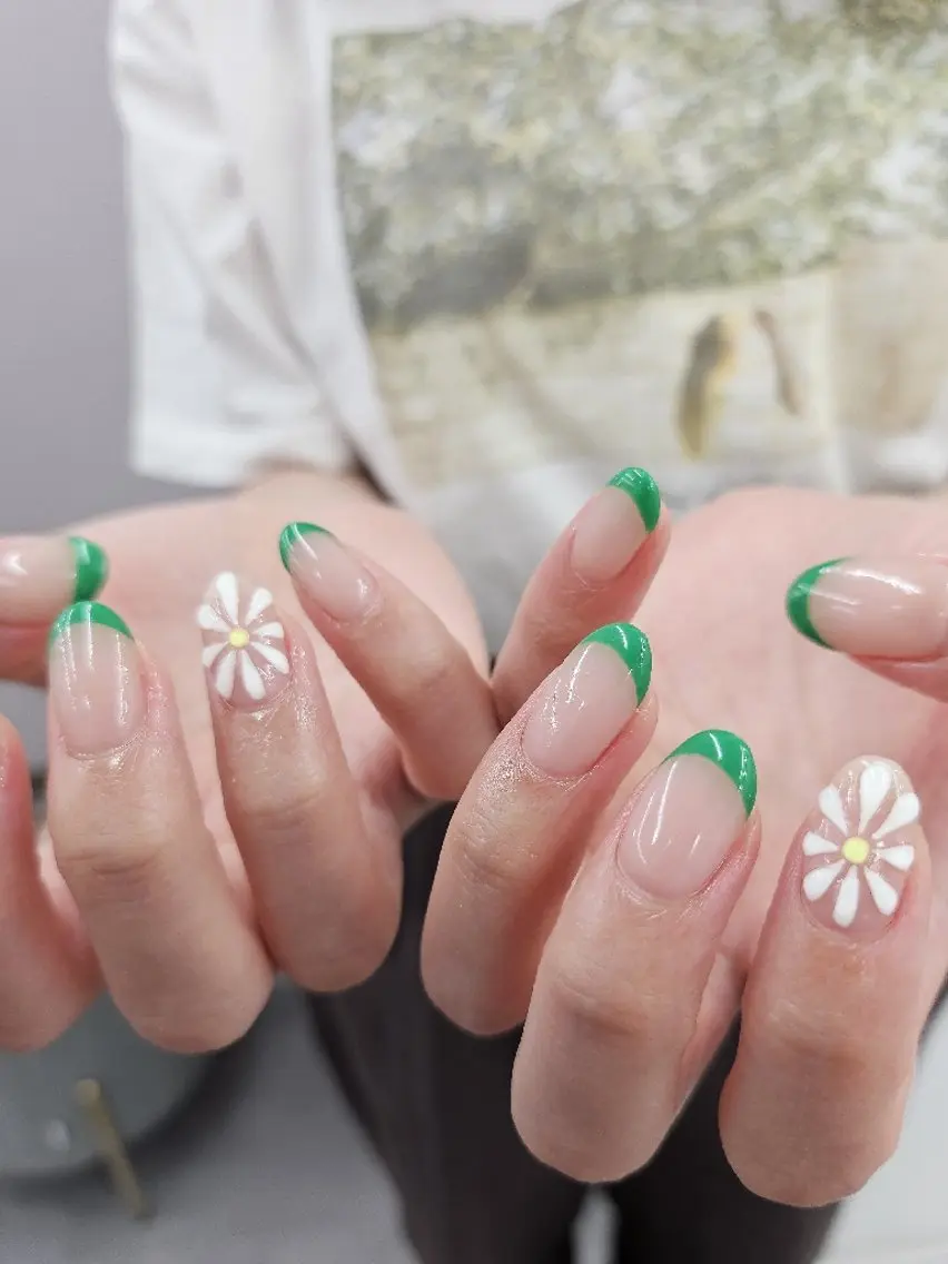ネイル フレンチネイル ジェルネイル 持ち込み パラジェル 夏ネイル puku nail 🌼kazu🌼のネイルデザイン