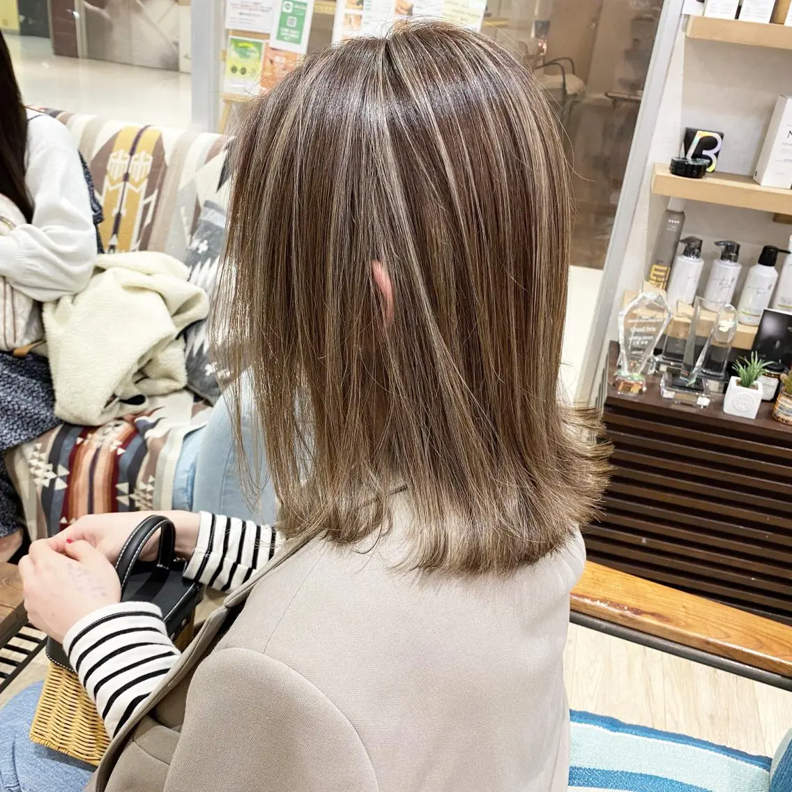 セミロング カラー ハイライトカラー ハイライト カット ヘアカラー トリートメント ブリーチカラーレイヤ ーカット🦋annaのヘアスタイル