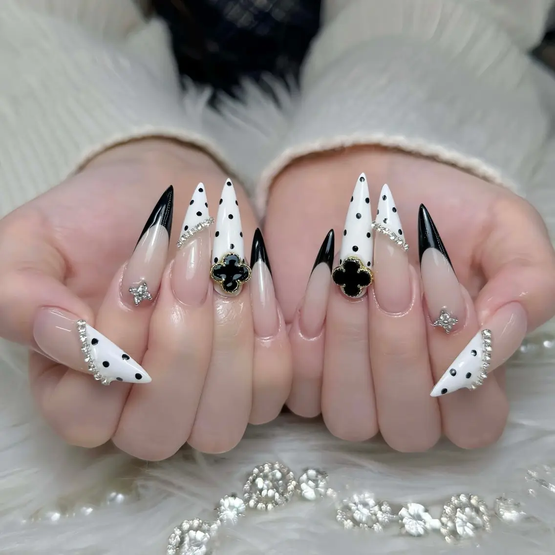 ネイル フレンチネイル ジェルネイル グラデーション 氷ネイル・うるうるネイル キラキラネイル ハンドネイル ハンドケア Nova Nailのネイルデザイン