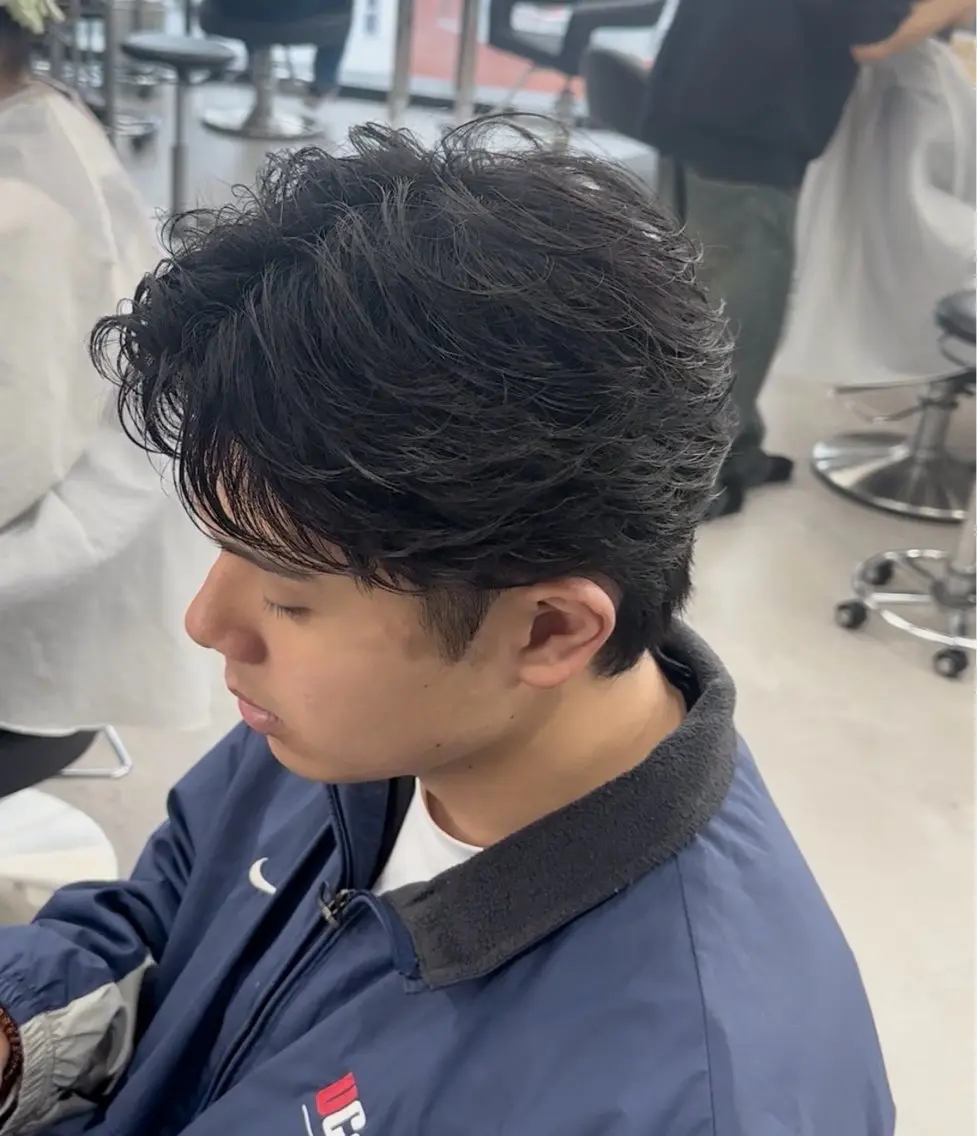 カラー パーマ メンズ センターパート フェザーパーマ メンズハイライト メンズメッシュ マッシュ 福井祥太／海外風 /プードルパーマのヘアスタイル