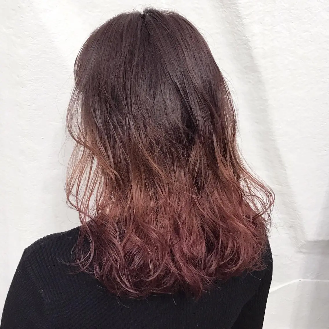 セミロング カラー パーマ セミロングパーマ ブリーチ グラデーションカラー ピンクカラー K-POP好き美容師 🇰🇷Kai.Yのヘアスタイル
