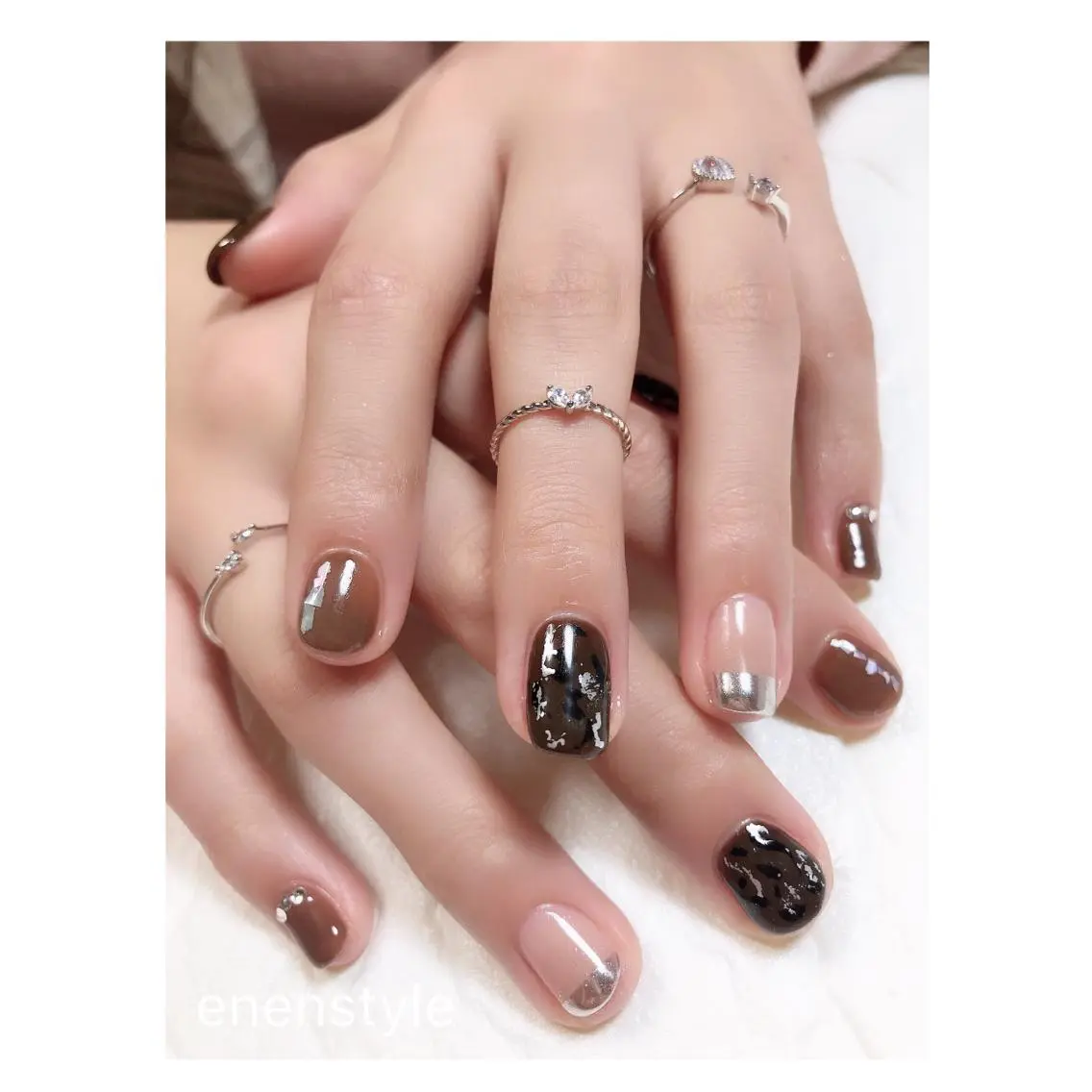 ショート ネイル ブラウン ジェルネイル ミラーネイル ニュアンスネイル オフィスネイル 🐾enen style 🐾のネイルデザイン