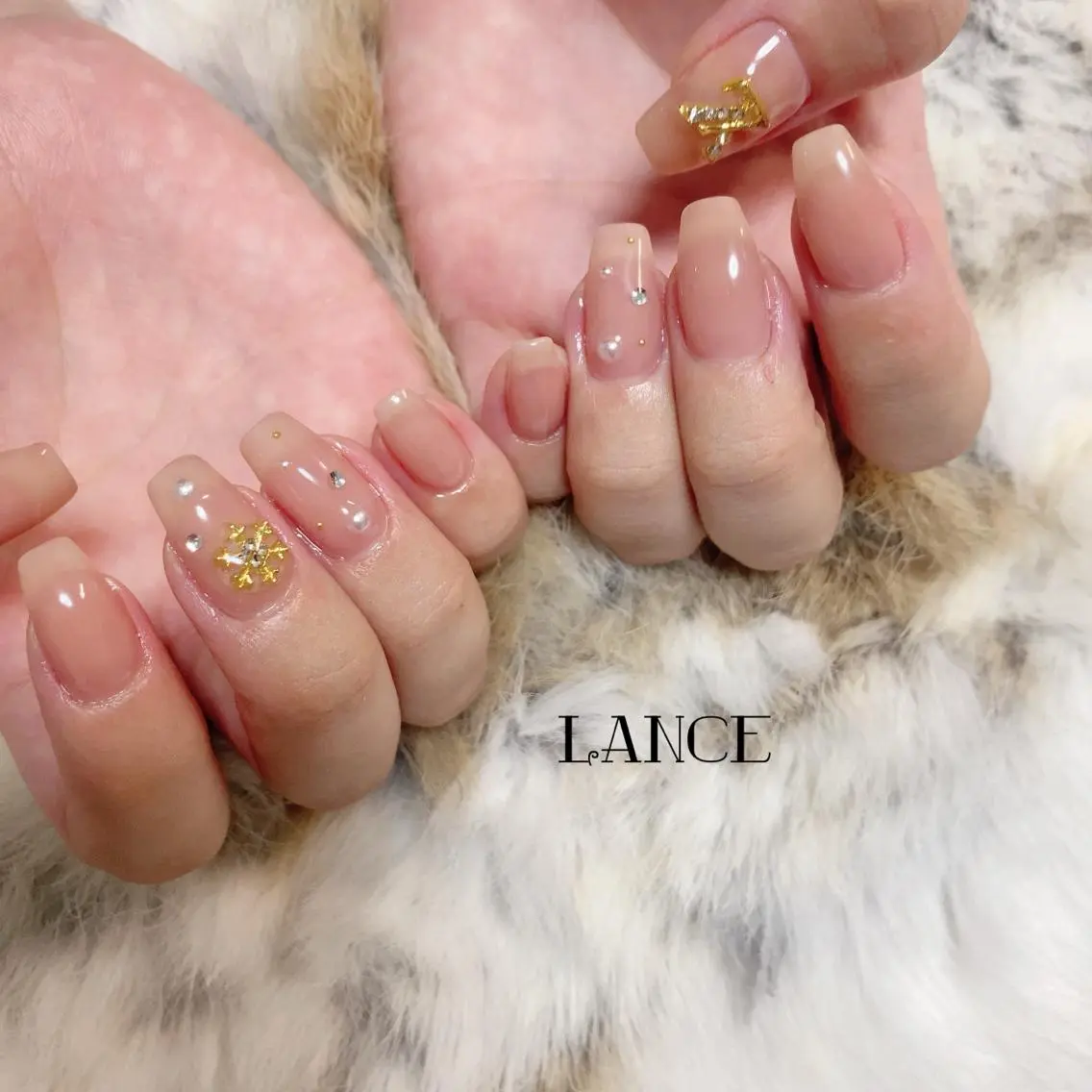 ミディアム ネイル オーロラネイル フレンチネイル ワンホンネイル 冬ネイル ハンドネイル Lance nailのネイルデザイン
