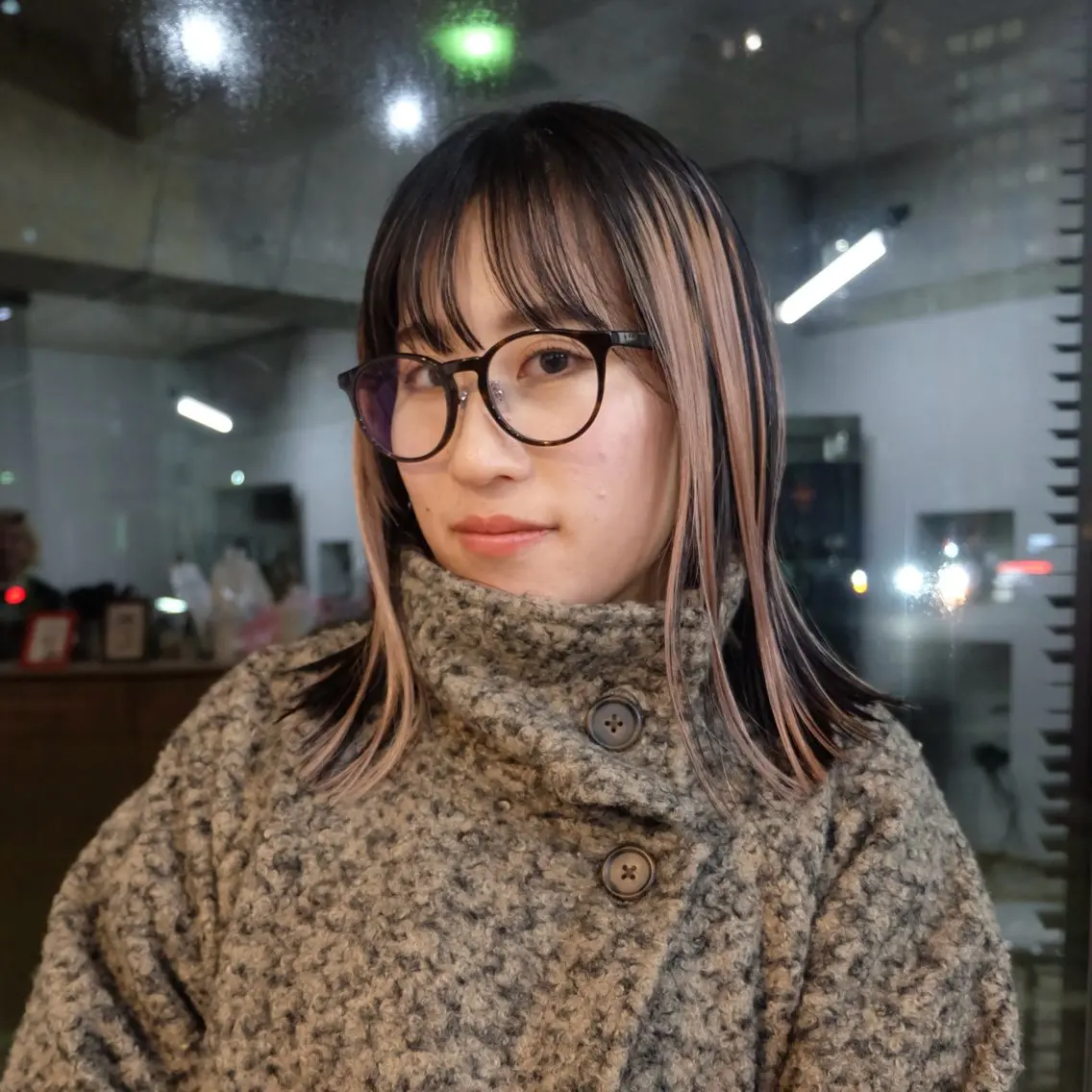 ポイントブリーチ(全体カラーなし)+ カットの写真