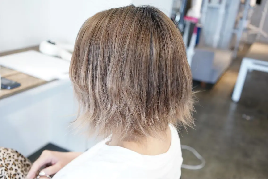 ショート カラー バレイヤージュ ボブ レイヤーカット ヘアカラー トリートメント ハイトーン/レイヤー /ケアブリーチ石川治のヘアスタイル