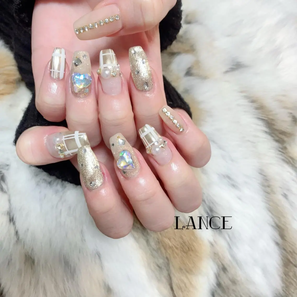 ミディアム ネイル オーロラネイル フレンチネイル キラキラネイル ワンホンネイル 冬ネイル ハンドネイル Lance nailのネイルデザイン