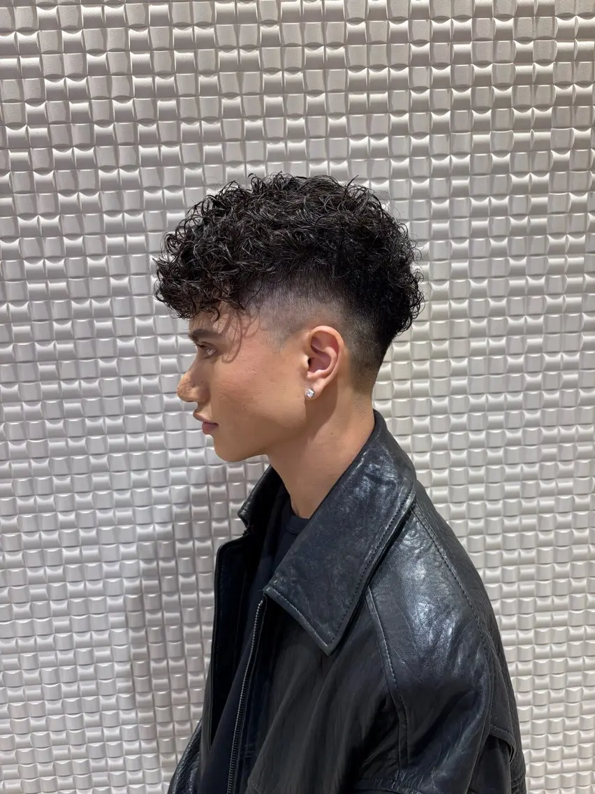 ショート パーマ メンズ スペインカール 外国人風カラー 新宿メンズパーマ ヨモギダのヘアスタイル