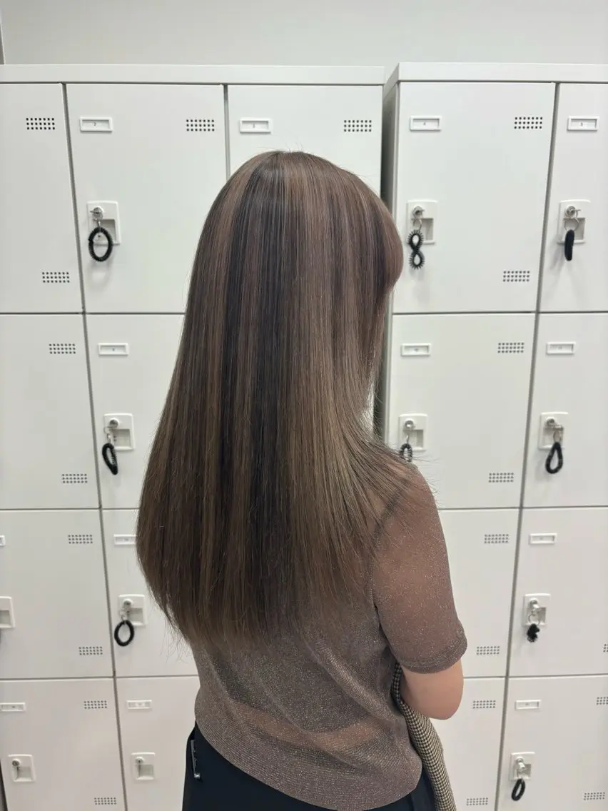 セミロング カラー 抜け感レイヤー︴ ニュアンスカラーのヘアスタイル