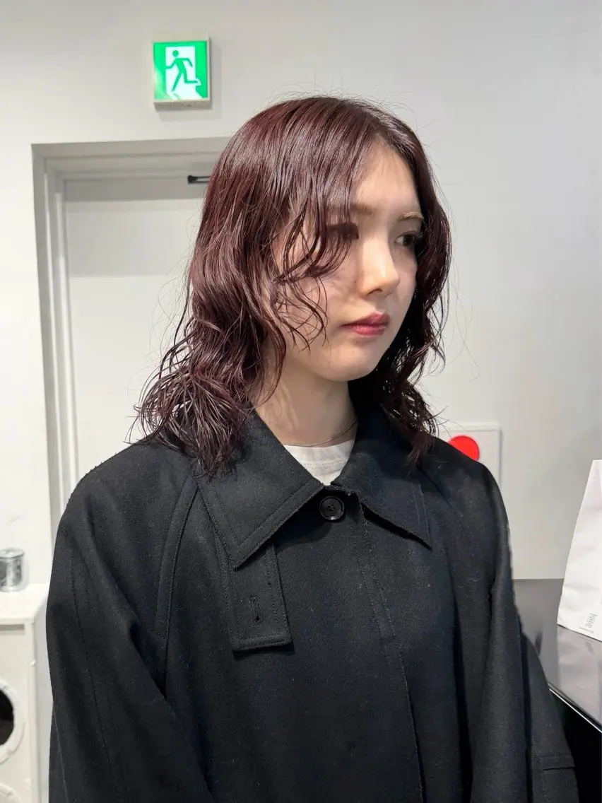 ミディアム カラー パーマ ヘアアレンジ ミディアムレイヤー ミディアムパーマ ボルドーカラー レイヤーカット ニュアンスパーマ カット パーマ 艶ハイトーン/ヘア アレンジAYAKAのヘアスタイル