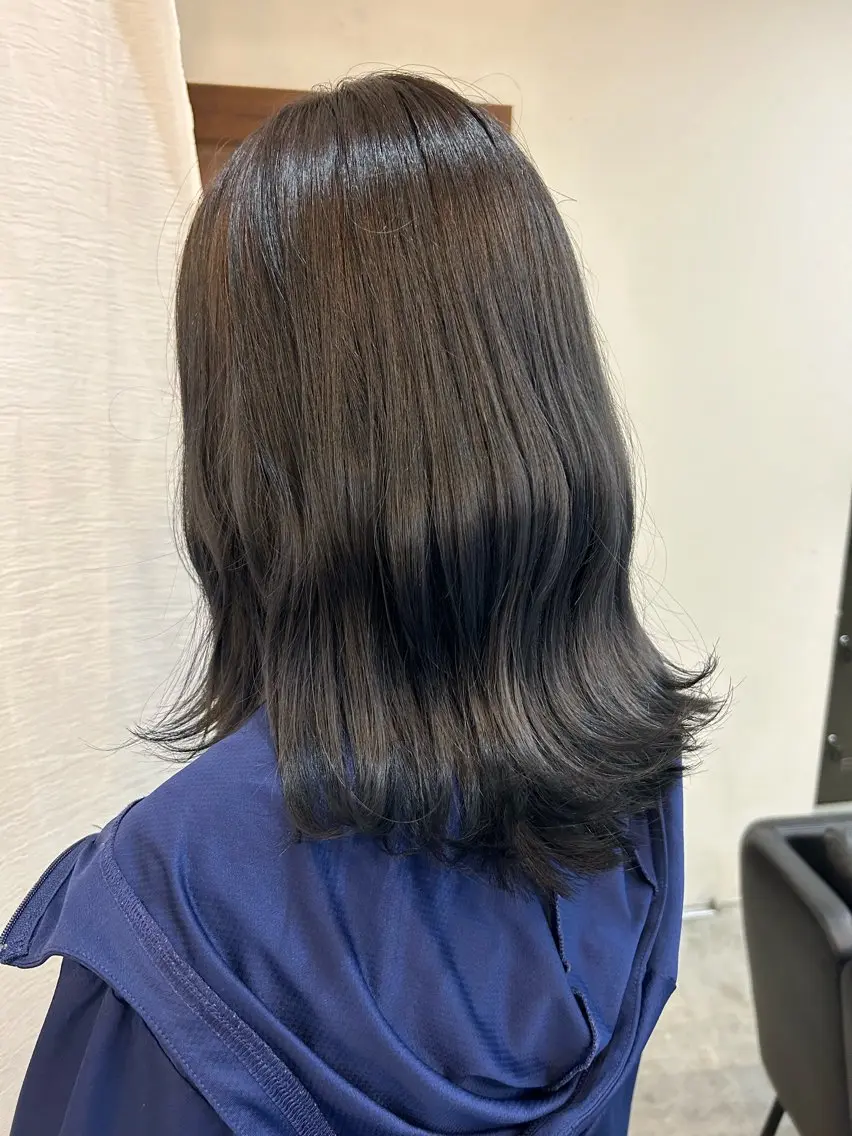 ミディアム カラー ブリーチ ブルーカラー グラデーションカラー 顔周りカット ピンク カラー🩰りりのヘアスタイル