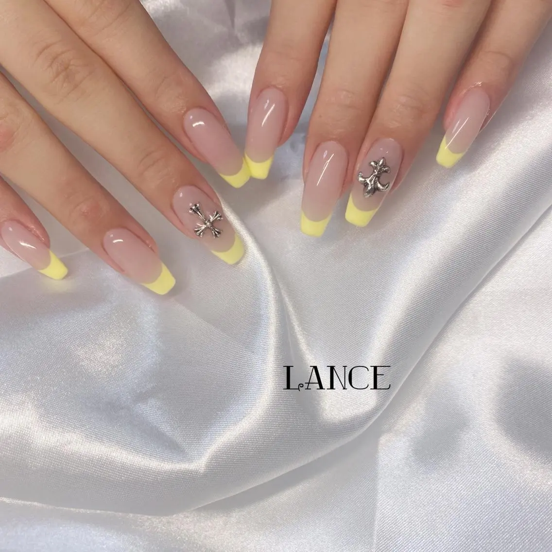 ミディアム ネイル オーロラネイル フレンチネイル グラデーション キラキラネイル シンプルネイル ハンドネイル Lance nailのネイルデザイン