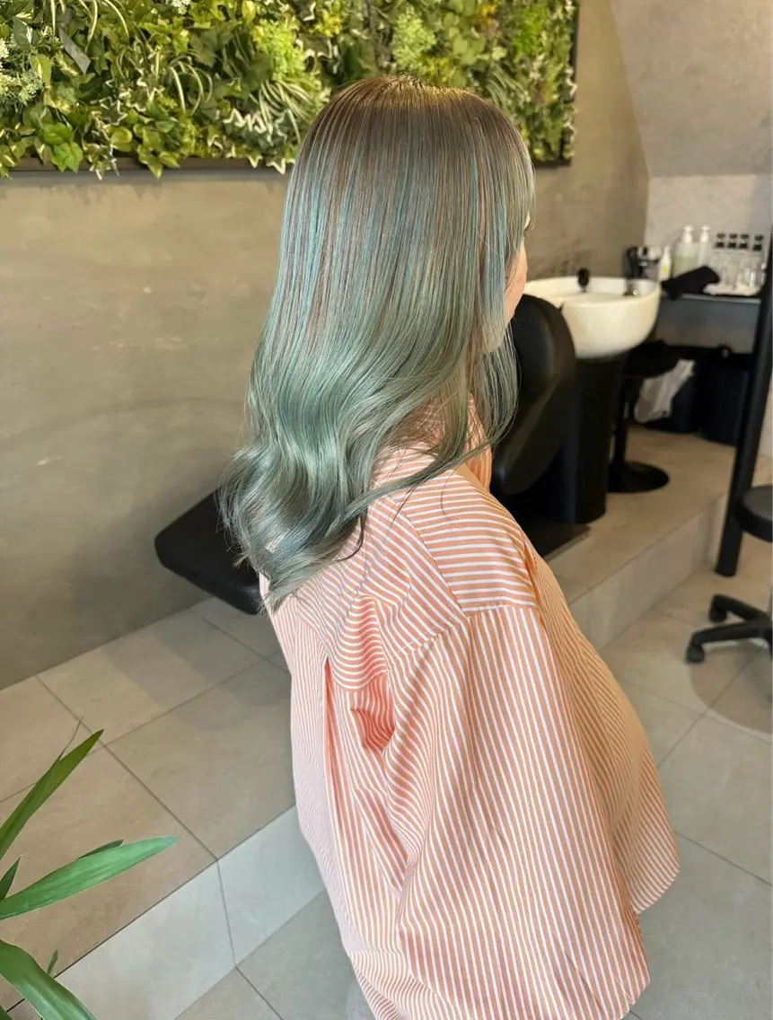 セミロング カラー バレイヤージュ ミント レイヤーカット 森本 笑のヘアスタイル