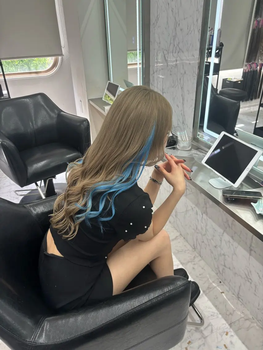 ロング カラー イヤリングカラー ハイトーンカラー ヘアカラー JPCY MIRIYAのヘアスタイル