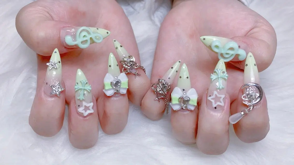 ネイル オーロラネイル ブラウン フラッシュネイル フラワーネイル ホログラムネイル ハンドネイル Rei _Nail 新宿のネイルデザイン