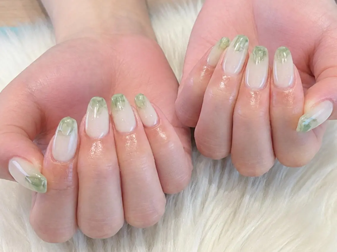ネイル グリーン ニュアンスネイル ホワイト ハンドネイル Kanai Harukaのネイルデザイン