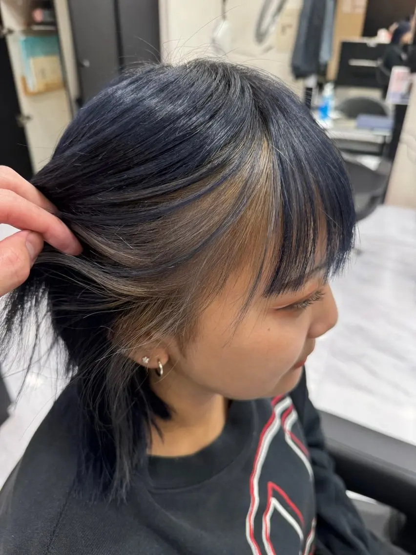 ミディアム カラー ヘアアレンジ 切りっぱなしボブ ミストバング ブリーチ ブルーカラー デザインカラー カット ヘアカラー トリートメント 目黒 碧人のヘアスタイル