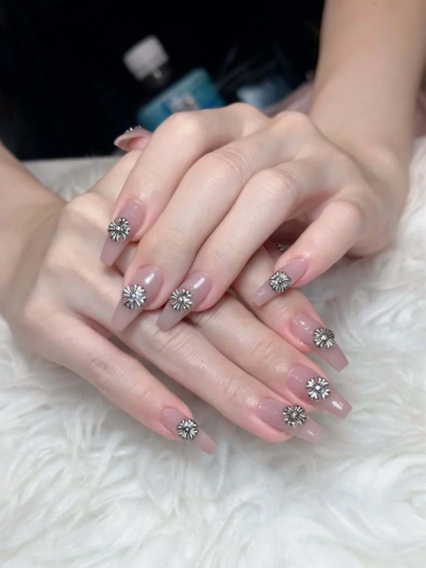 ネイル チークネイル ドット フレンチネイル グラデーション ハート Eli Muse 新宿ネイルのネイルデザイン
