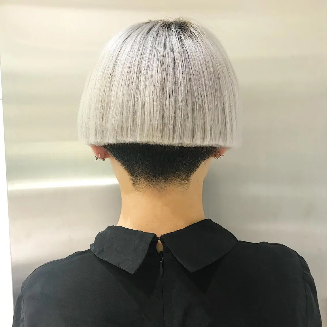 ショート カラー シルバー ボブ 苅北 泰輔のヘアスタイル