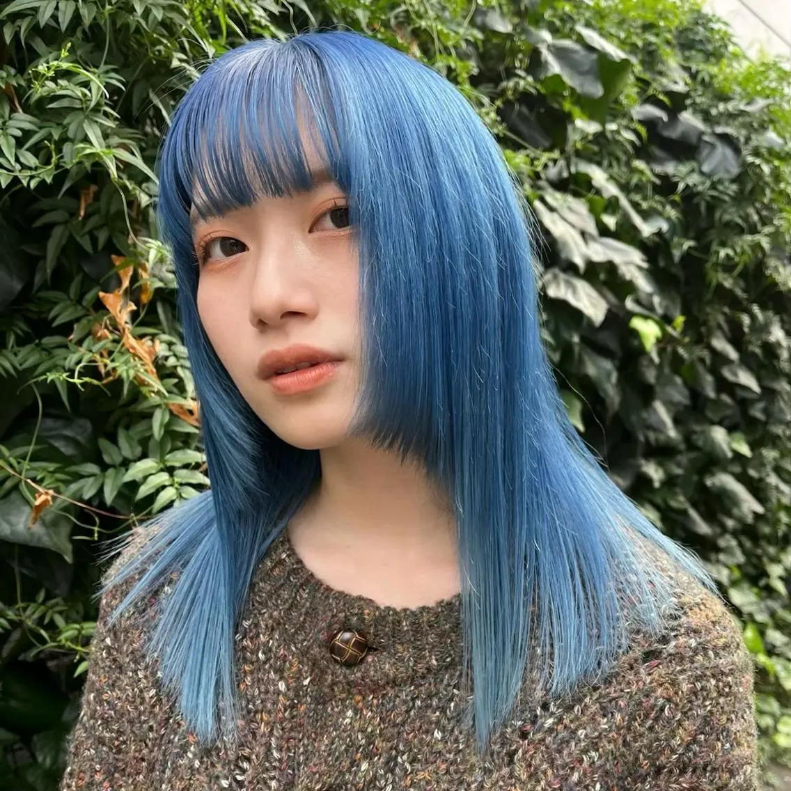 セミロング カラー ヘアアレンジ ブルーカラー ボブハイトーン🦖 デザインMAMIのヘアスタイル