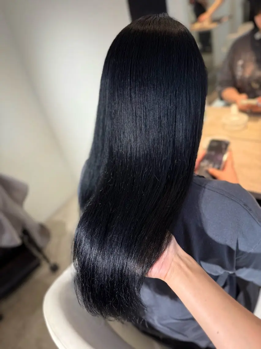 セミロング カラー 黒髪 ブリーチ ブルーカラー ブルーブラック ハイトーンカラー ヘアカラー トリートメント 🦋🫧艶髪カラー 🫧🦋あいりのヘアスタイル