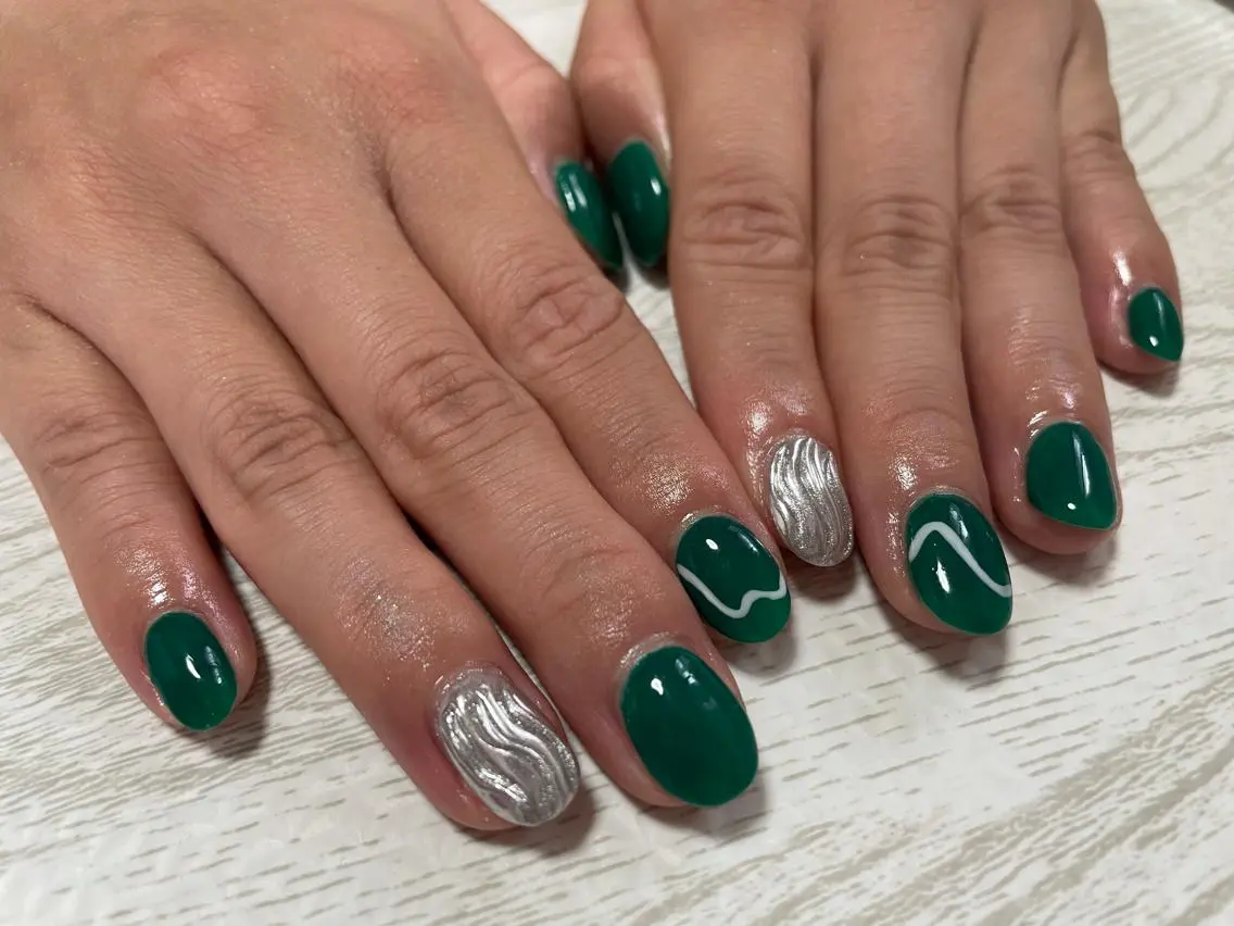 ネイル グリーン ミラーネイル シルバー ハンドネイル Ulu  Nail 🌱MOMOKAのネイルデザイン